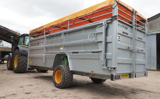 Tractor-drawn livestock trailer allows livestock logistics efficency 
