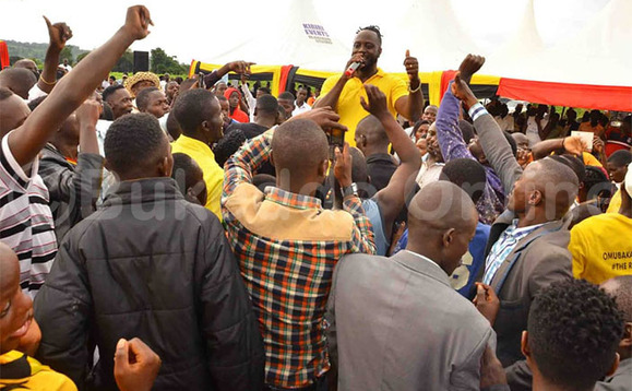 Bebe Cool ng'ayogerera mu lukung'aana lw'abavubuka be Gomba Bebe Cool ng'ayogerera mu lukung'aana lw'abavubuka be Gomba