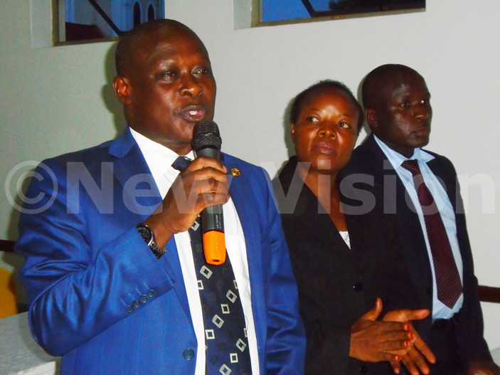  harles alinga delivers the message from the overnor of the entral ank as his colleagues look on