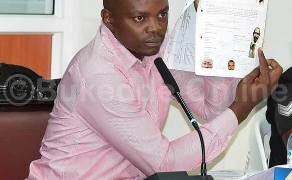 Kamulegeya ng'alaga ebimu ku biwandiiko bye baajingirira. EKIF: BENJAMIN SSEBAGGALA Kamulegeya ng'alaga ebimu ku biwandiiko bye baajingirira. EKIF: BENJAMIN SSEBAGGALA