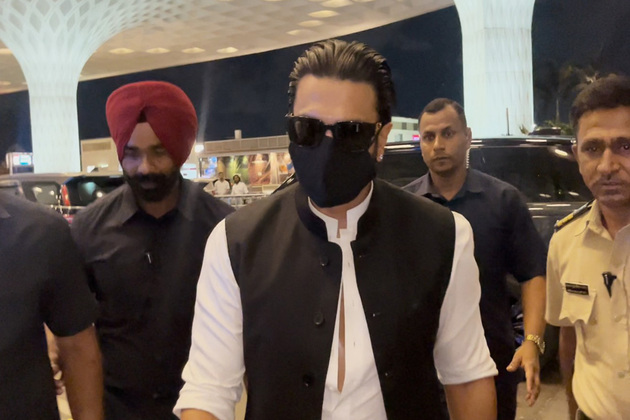 Ranveer Singh keeps it classy in kurta-pyjama, Nehru jacket during airport appearance