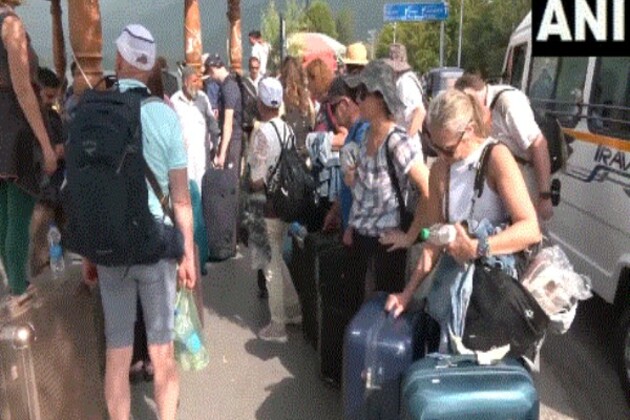 Foreign tourists return to Kashmir, call it safe and welcoming
