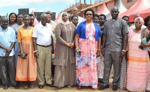 RCC Mayanja Mpiima (asibye akakaaya) n'abamu ku basomesa n'abaddukanya essomero lya Nakivubo Blue P/S. Mu kakakooti aka bbululu ye Anges Mugisha alikulira RCC Mayanja Mpiima (asibye akakaaya) n'abamu ku basomesa n'abaddukanya essomero lya Nakivubo Blue P/S. Mu kakakooti aka bbululu ye Anges Mugisha alikulira