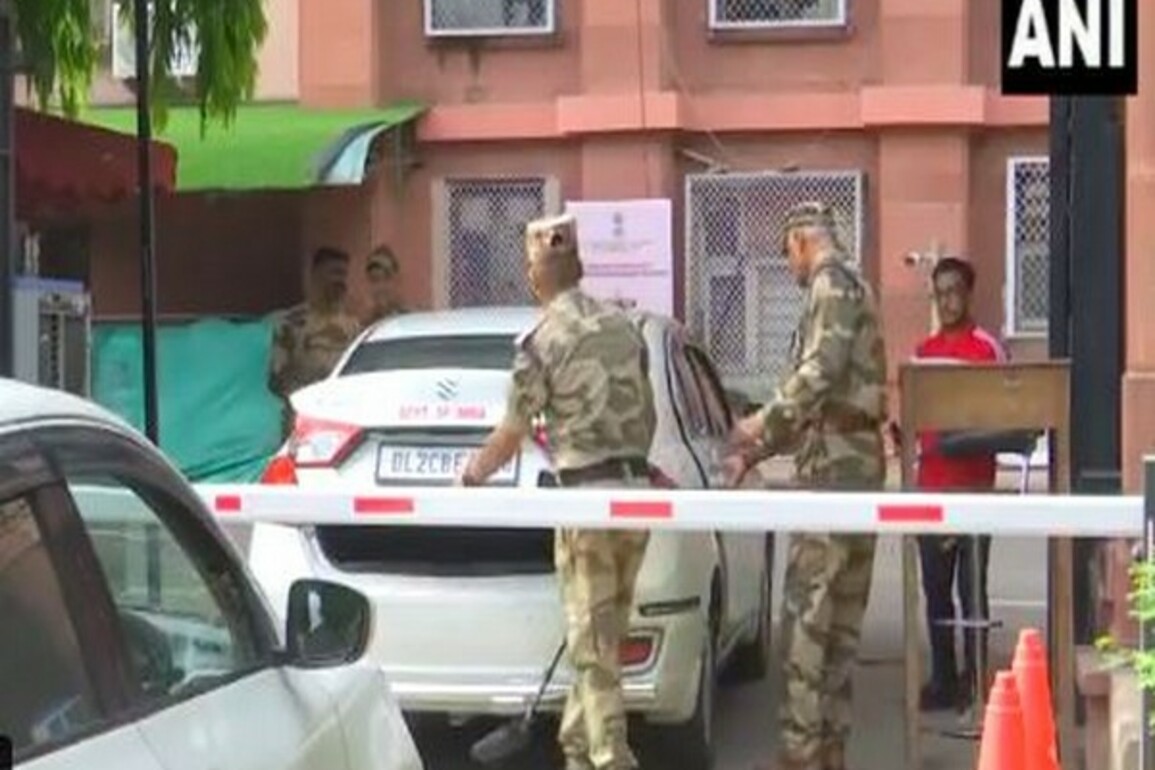Bomb threat at Udyog Bhawan in Delhi, security forces on alert