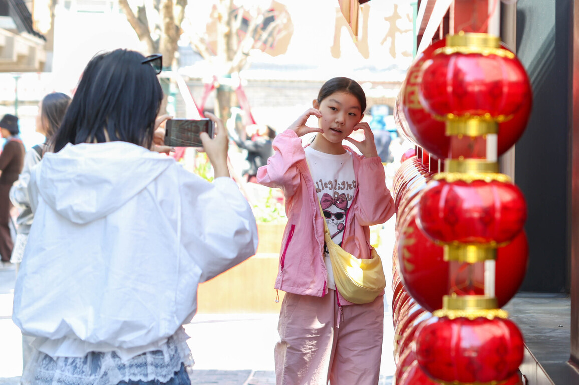 CHINA-JILIN-CHANGCHUN-SPRING-LIFESTYLE-COLOR WALK (CN)
