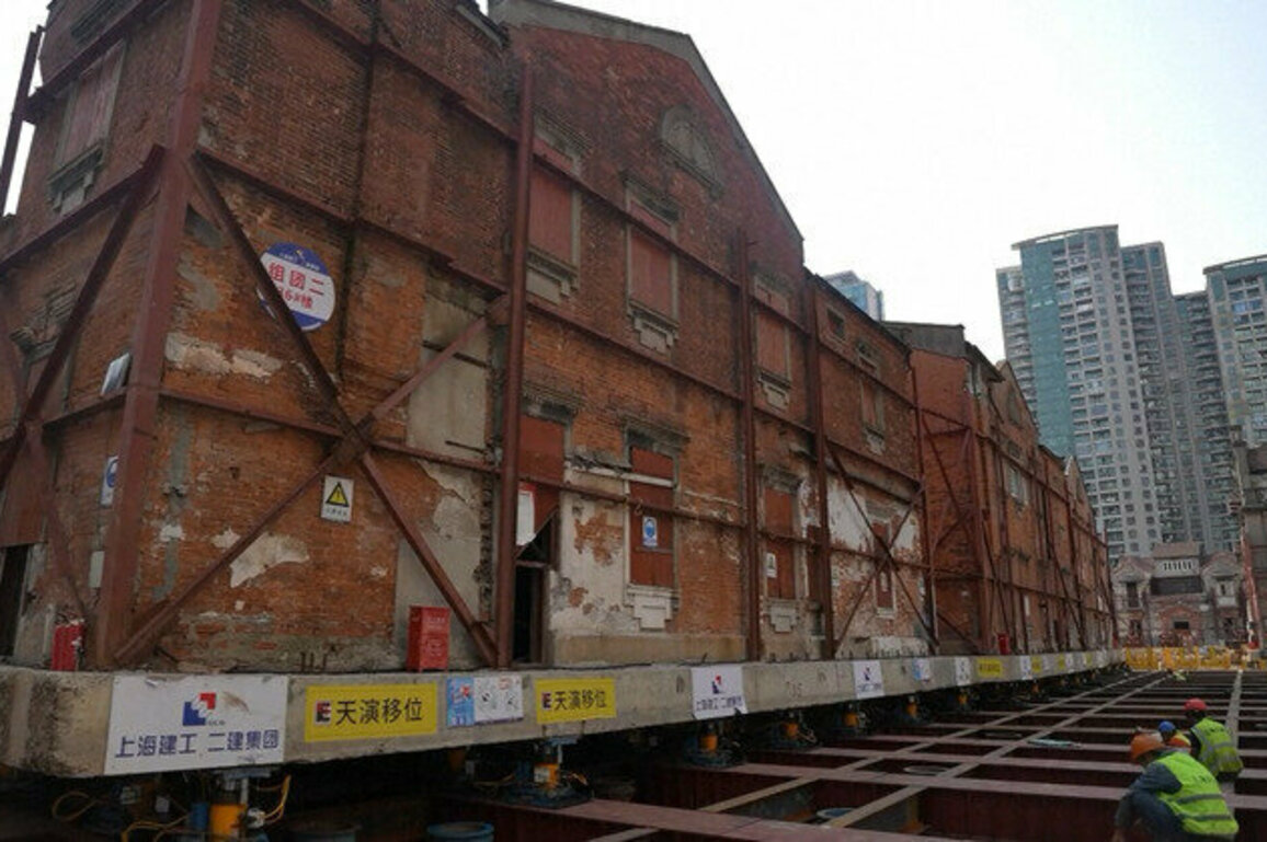 Robots move historic Shikumen buildings back to original site in Shanghai