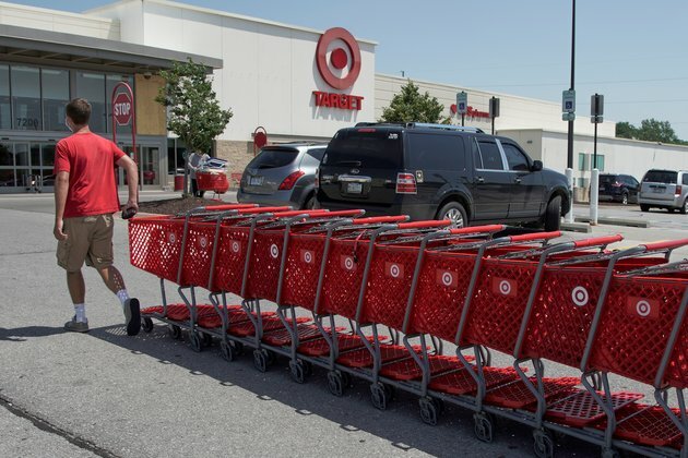 US Consumer Spending Up, But Could Dip as COVID Caseload Grows