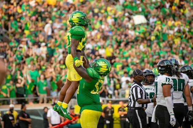 Bo Nix, No. 13 Oregon roll over Hawaii 55-10