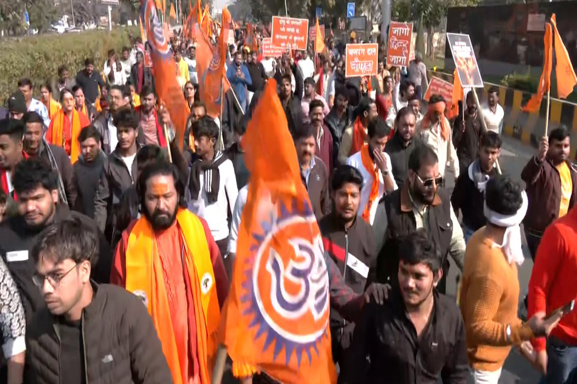 Noida: Bajrang Dal, VHP stage protest over atrocities against Hindus in Bangladesh