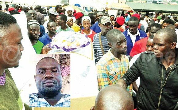 Ab’omu Lufuia nga bakuba eriiso evvannyuma ku mulambo gwa Zirayo. Mu katono bw’abadde afaanana. Ab’omu Lufuia nga bakuba eriiso evvannyuma ku mulambo gwa Zirayo. Mu katono bw’abadde afaanana.
