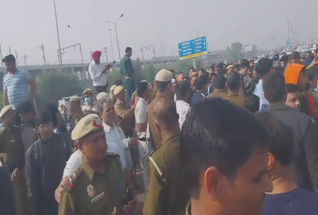 Delhi: Ghazipur residents block road, protest for justice in murder of young man