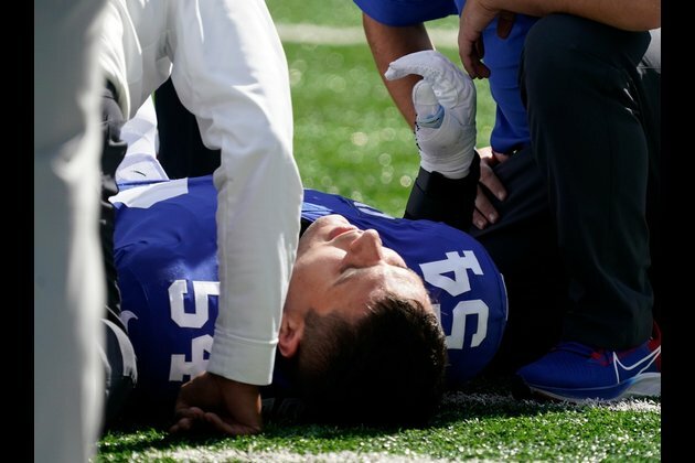 Giants LB Blake Martinez exits with knee injury