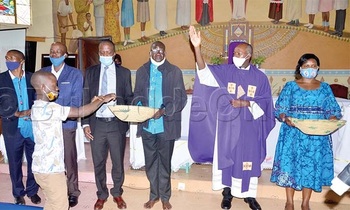 Amurit (ali mu bigere) mu mmisa gye yeetabyemu mu Eklezia ya Christ the King e Kabaale. Amurit (ali mu bigere) mu mmisa gye yeetabyemu mu Eklezia ya Christ the King e Kabaale.