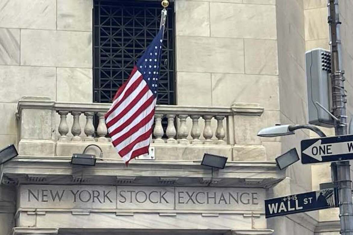 U.S. stock markets finish with daily, weekly gains