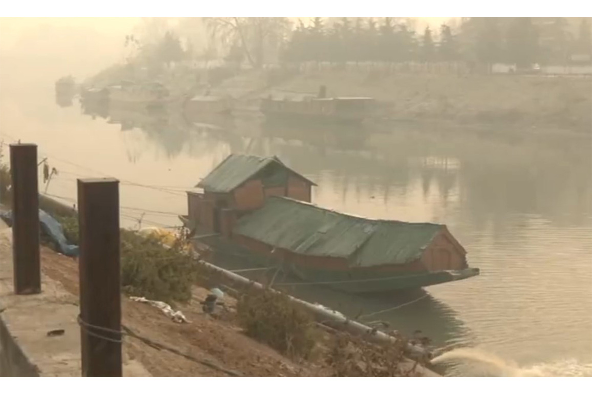 J-K: Cold wave continues in Kashmir Valley, temperature dips below zero