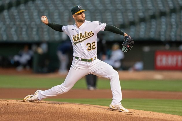 A's eke out win over slumping Mariners