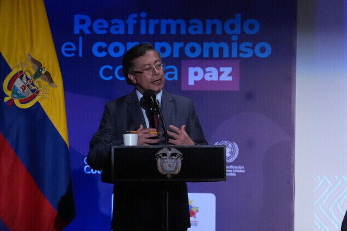 Colombian president vows to take up arms if US attacks