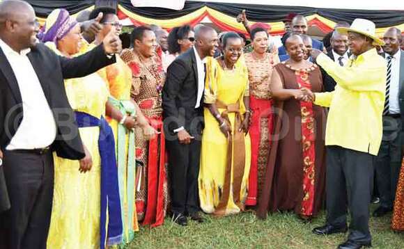 Pulezidenti Museveni n'abamu ku babaka ba Palamenti e Namutumba. Pulezidenti Museveni n'abamu ku babaka ba Palamenti e Namutumba.