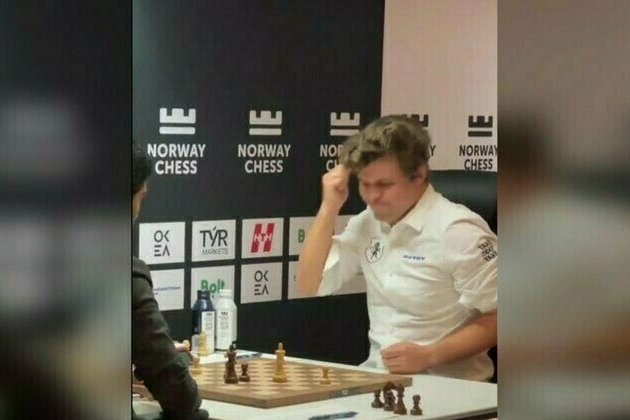 Magnus Carlsen punches table after stunning defeat to Gukesh 