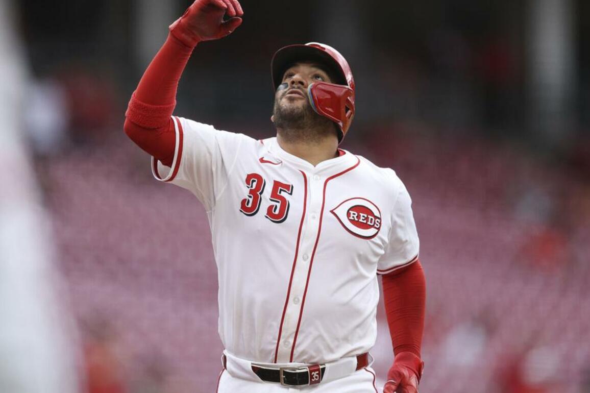 Rain delays Cardinals, but Reds flood bullpen to earn split