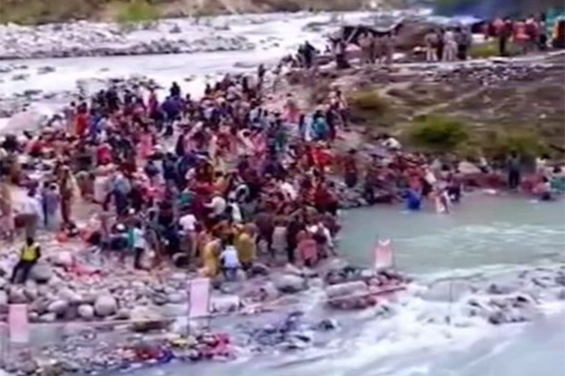 Uttarakhand: Thousands take holy dip at Pushkar Kumbh in Keshav Prayag