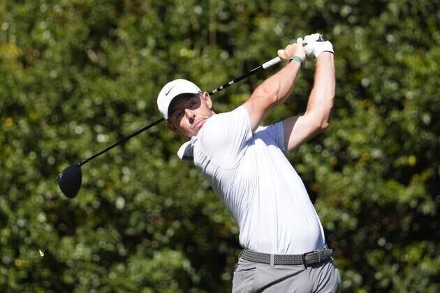 Rory McIlroy uses late birdie blitz to lead Masters by 6