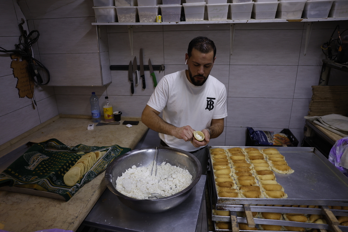MIDEAST-JERUSALEM-OLD CITY-RAMADAN-FOOD