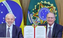  Presidente Lula e vice-presidente Alckmin em solenidade de assinatura do decreto que regulamenta debêntures para projetos de minerais estratégicos/Divulgação