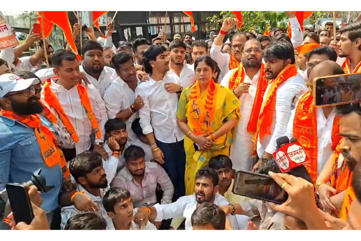 Pune: Stone pelting reported during clash between BJP and Congress over Harshwardhan Sapkal's remarks