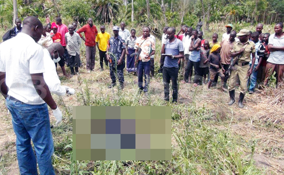 Abantu nga batunuulira emirambo gy'abafumbo mu ntiisa. EBIFAANANYI BYA LUKE KAGIRI Abantu nga batunuulira emirambo gy'abafumbo mu ntiisa. EBIFAANANYI BYA LUKE KAGIRI