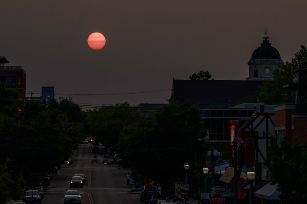 How can smoke from West Coast fires cause red sunsets in New York?