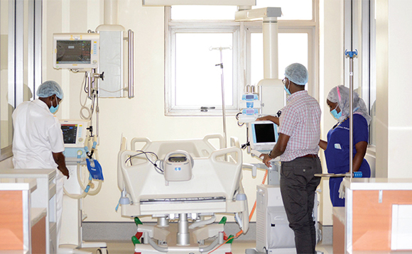 Abakugu mu kisenge awajjanjabirwa abalwadde abayi e Mulago nga balaga nga bwe beetegese okujjanjaba abalwadde ba ssennyiga omukambwe. Abakugu mu kisenge awajjanjabirwa abalwadde abayi e Mulago nga balaga nga bwe beetegese okujjanjaba abalwadde ba ssennyiga omukambwe.