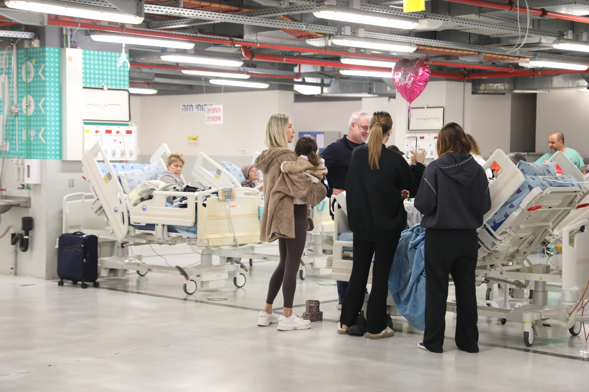 (SpotNews) ISRAEL-TEL AVIV-PATIENTS-TRANSFERRED TO SHELTERS