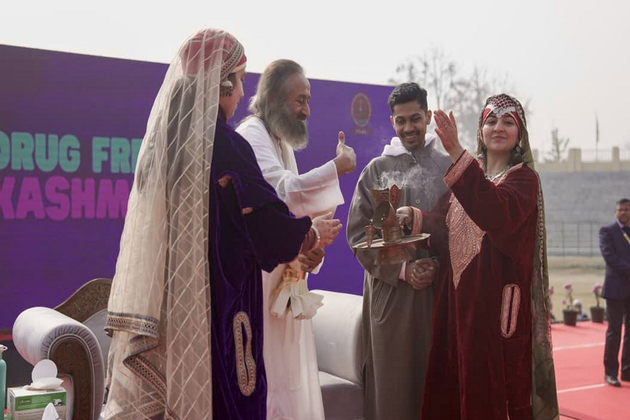 A New Dawn in Kashmir: 20,000 youth join Gurudev Sri Sri Ravi Shankar in pledge for a drug-free future