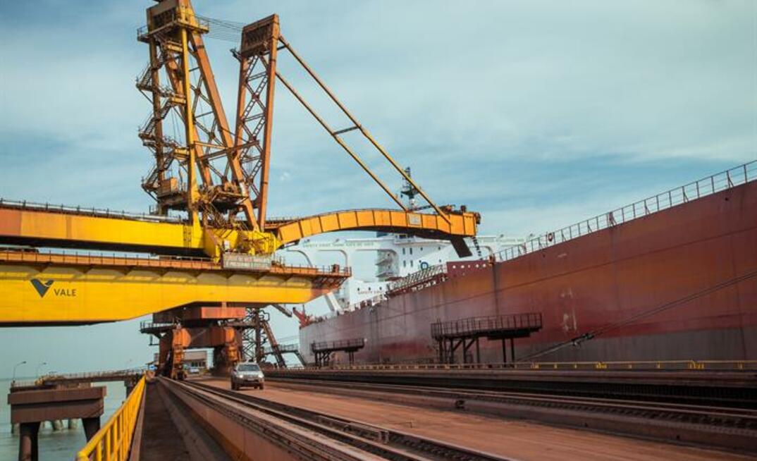 Embarque de minério no Terminal Marítimo de Ponta da Madeira (TMPM)