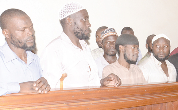 Ssenfuka (ku kkono) alumiriza nti baamwokya ppaasi ng’ali ne banne bwe baakwatibwa ku bya Kaweesi. Wano baali mu kkooti. Ssenfuka (ku kkono) alumiriza nti baamwokya ppaasi ng’ali ne banne bwe baakwatibwa ku bya Kaweesi. Wano baali mu kkooti.