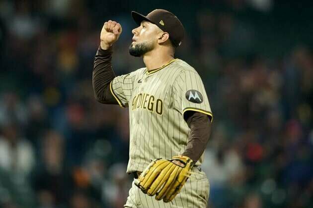 Padres, tied for first in NL West, pursue sweep of Giants