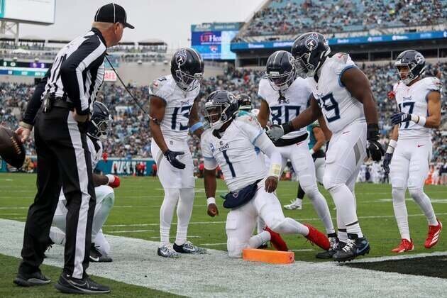 Titans QB Cam Ward closes out rookie season with shoulder injury vs. Jags
