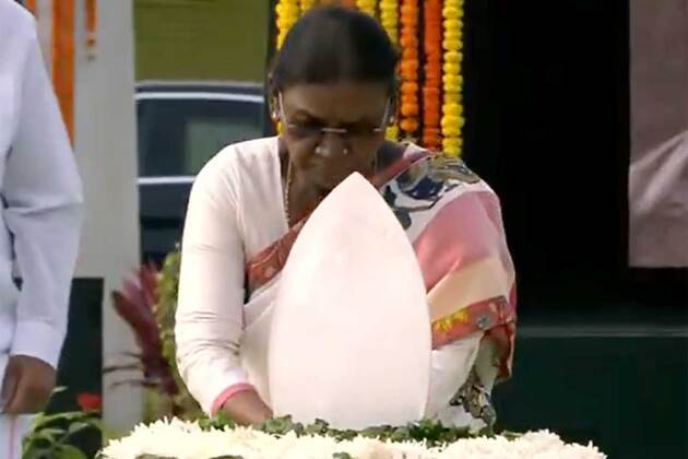 President Murmu pays tribute to Atal Bihari Vajpayee on death anniversary at "Sadaiv Atal"