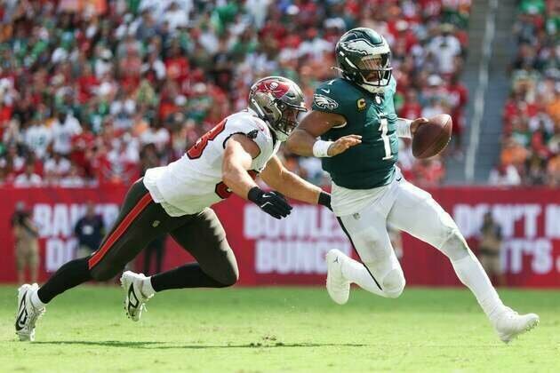 Eagles hold off Buccaneers' charge to remain unbeaten