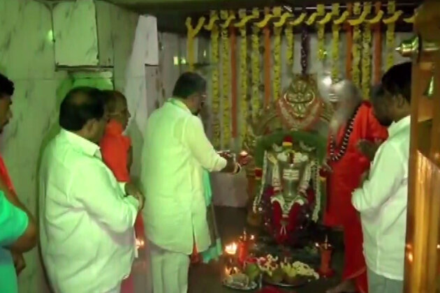 Karnataka CM DK Shivakumar offers prayers at Gavi Gangadhareshwara temple