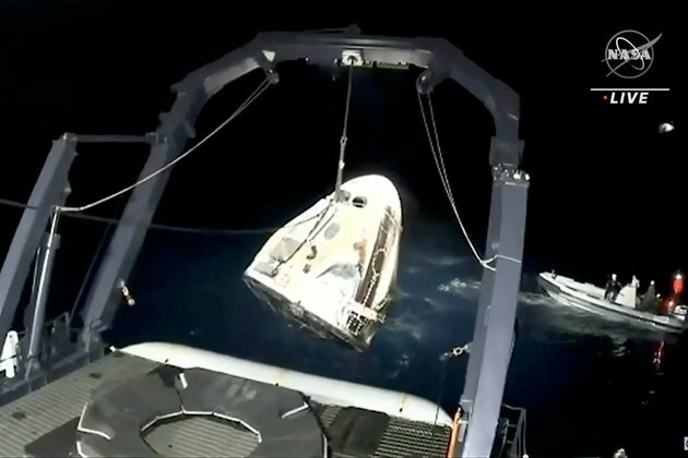 SpaceX Returns 4 Astronauts to Earth in Rare Night Splashdown