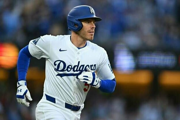 Dodgers' Freddie Freeman injures ankle in the shower
