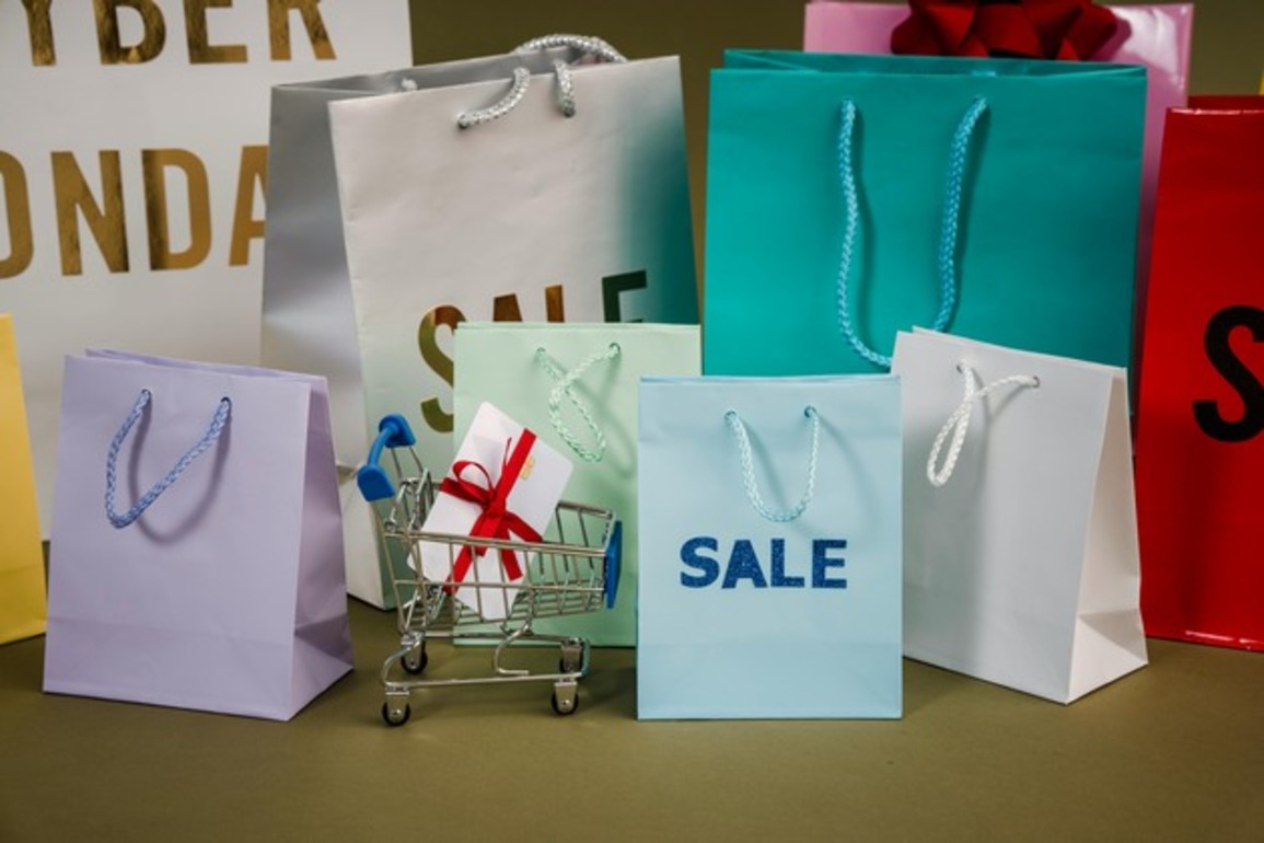 Economic unease reshapes how Americans shopped this holiday