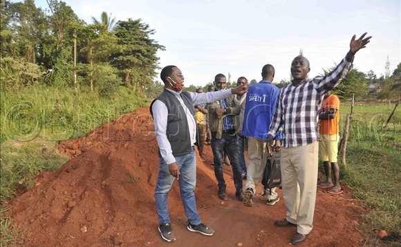 Kagimu ku kkono ng'awaanyisiganya ebisongovu ne ssentebe Ssebunya ku ddyo. Kagimu ku kkono ng'awaanyisiganya ebisongovu ne ssentebe Ssebunya ku ddyo.