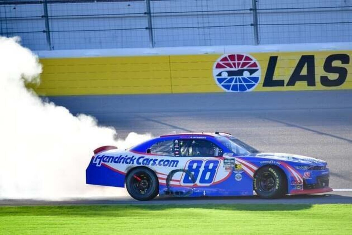 Late charge propels Kyle Larson to O'Reilly Series win in Vegas