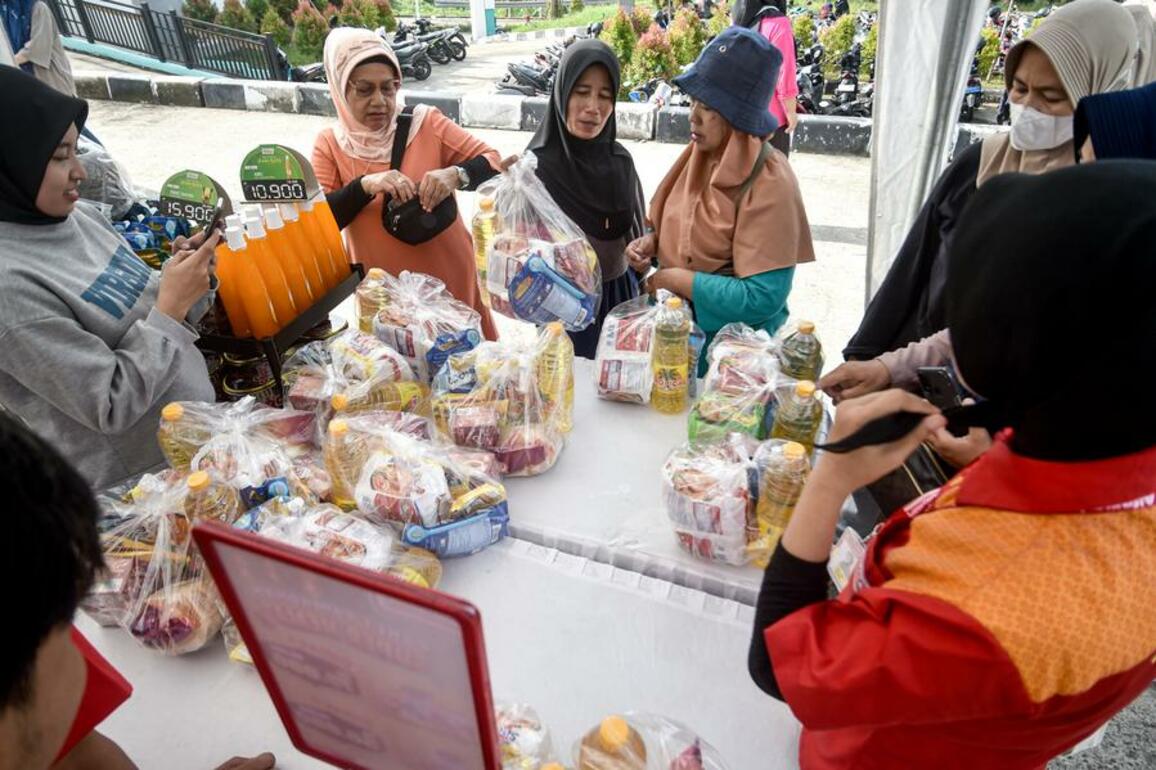 Asia Album: Indonesia launches cheap food market program during Ramadan