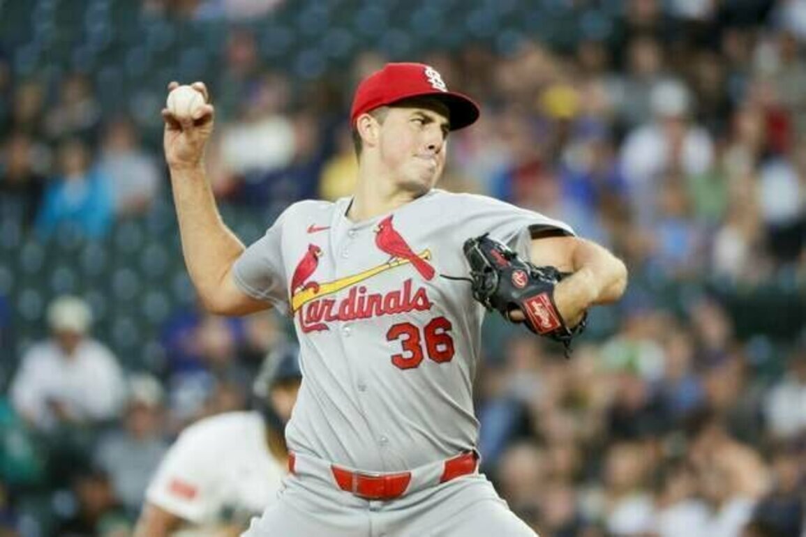 After tweak sparks win, Reds continue playoff push vs. Cardinals