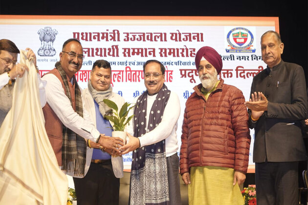 MCD organises Ujjwala Yojana Distribution Programme in Delhi