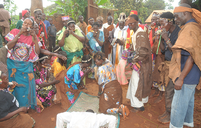 baswezi welcoming sabakubirizza salongo ukasa utyaba centre with hat hoto by onald iirya